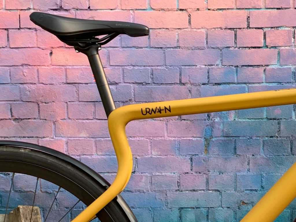 Urwahn Bikes - Foto von der Wortmarke auf einem Fahrrahmen