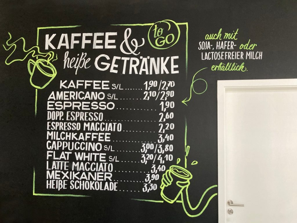 Tafeln, Schilder und Wände - Beispiel für eine Wandbemalung mit Kreidestiften  zum Thema Kaffee und heiße Getränke